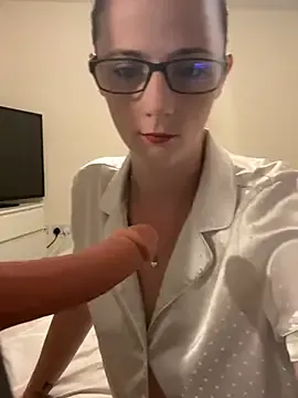 NaughtyLittleLouise – webcam model profile photo